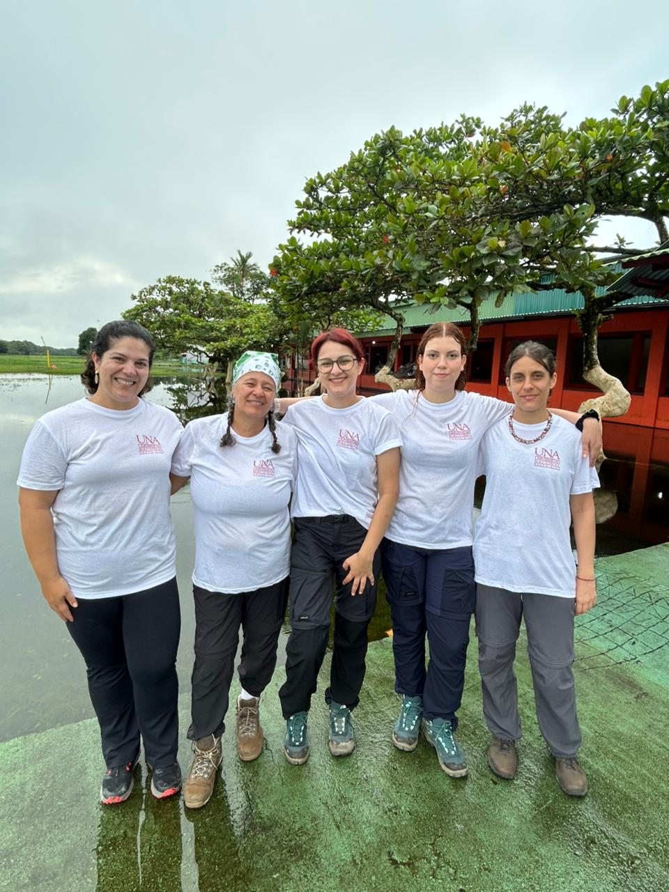 A coordenadora do LCB Sueli Ângelo Furlan juntamente com as estudantes de graduação e pós graduação (Laura Almeida, Yasmin Ventura, Mariana Cristante e Karine Vargas) vinculadas ao laboratório estiveram presentes na XXIII Jornadas Iberomericanas de Biogeografia na Costa Rica representando a Universidade de São Paulo. O evento ocorreu de 21 a 27 de julho, percorrendo distintos ecossistemas e categorias de áreas protegidas, com objetivo de aprimoramento de técnicas e métodos em biogeografia, bem como, a integração dos profissionais da área.
